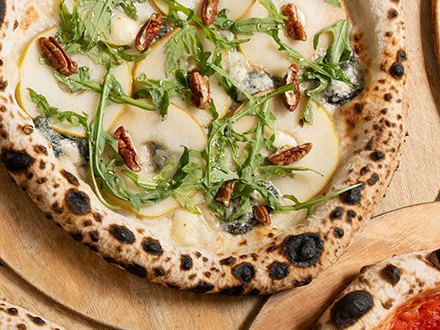 Pera e Noci pizza with pear, gorgonzola and arugula